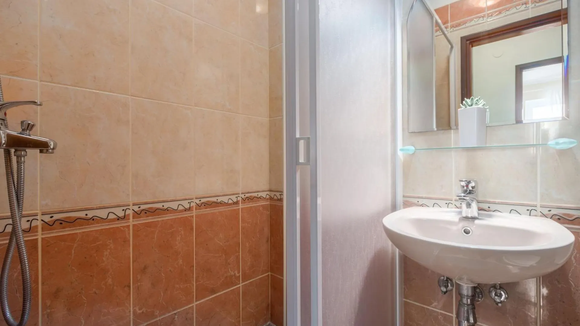 Apartement Radovan 3 Mit Meerblick In Strandnaehe Porec 0*,  Croatia
