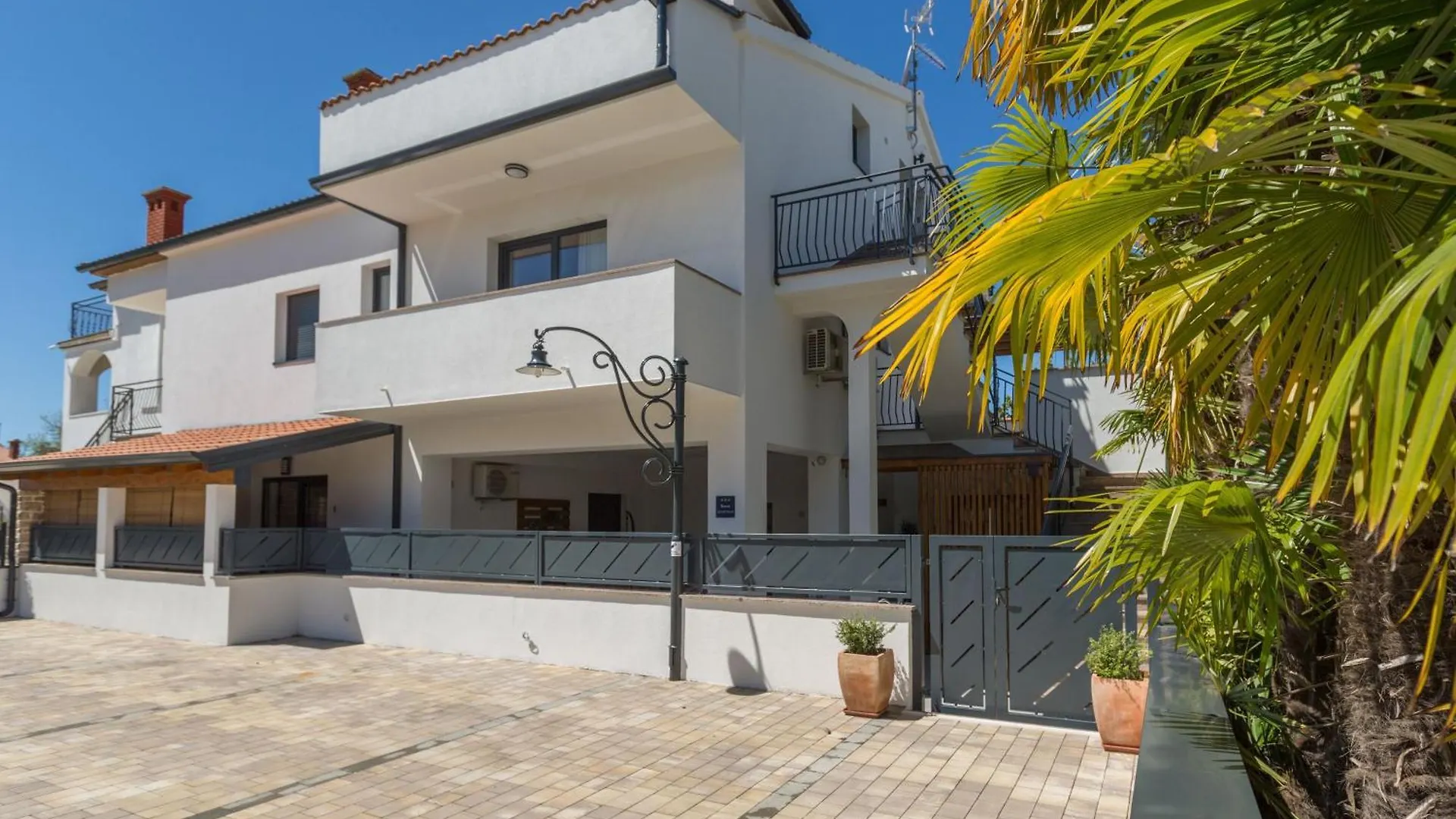 Apartement Radovan 3 Mit Meerblick In Strandnaehe Porec Apartment