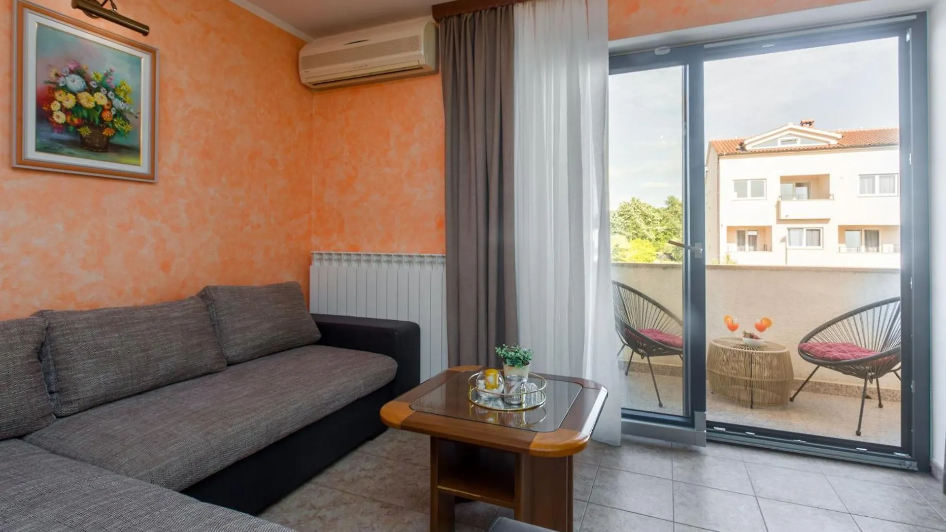 Apartement Radovan 3 Mit Meerblick In Strandnaehe Porec Croatia